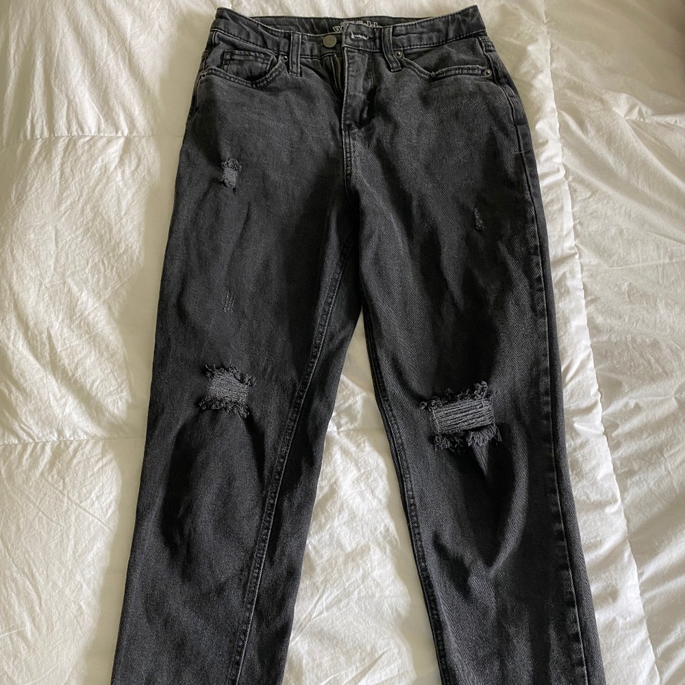 BLACK HIGH RISE SLIGHTLY RIPPED JEANS